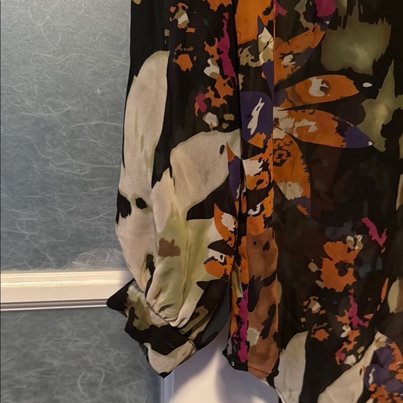 CAbi Graphic Blouse with Notched Collar and 3/4 Cuffed Sleeves - Picture 4 of 6